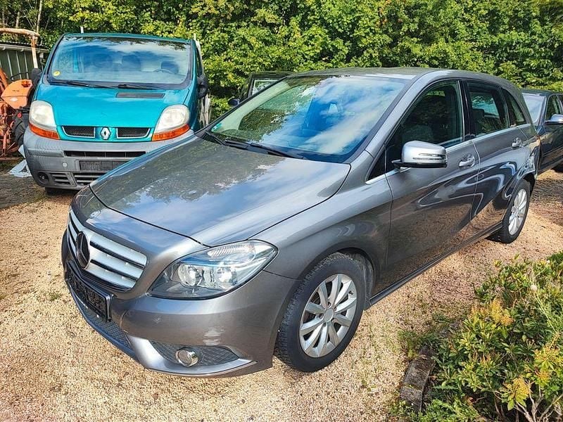 Grau Gebraucht 2012 Mercedes B180 Van / Kleinbus | 5.890 € (Guter Preis) - Bild 1/4