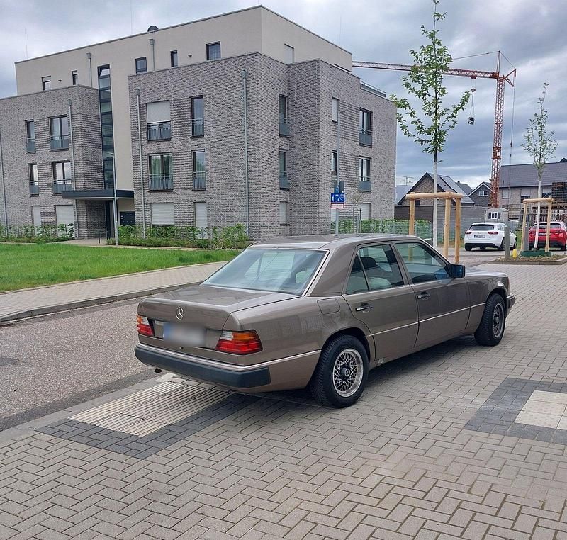 Gebraucht Mercedes E230 131 PS (96 kW) 1989 Braun Limousine