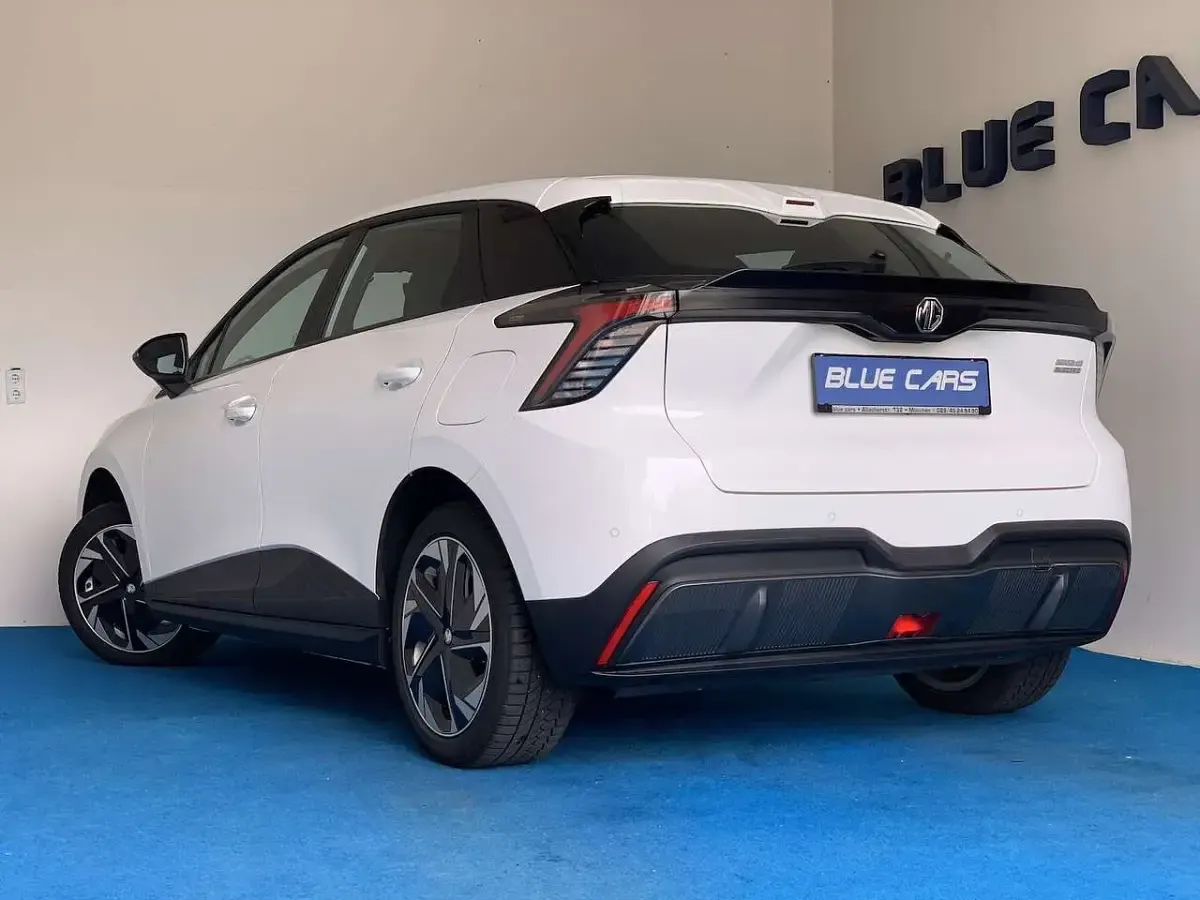 Używany MG MG4 EV 125 kW (170 KM) 2024 Biały Hatchback