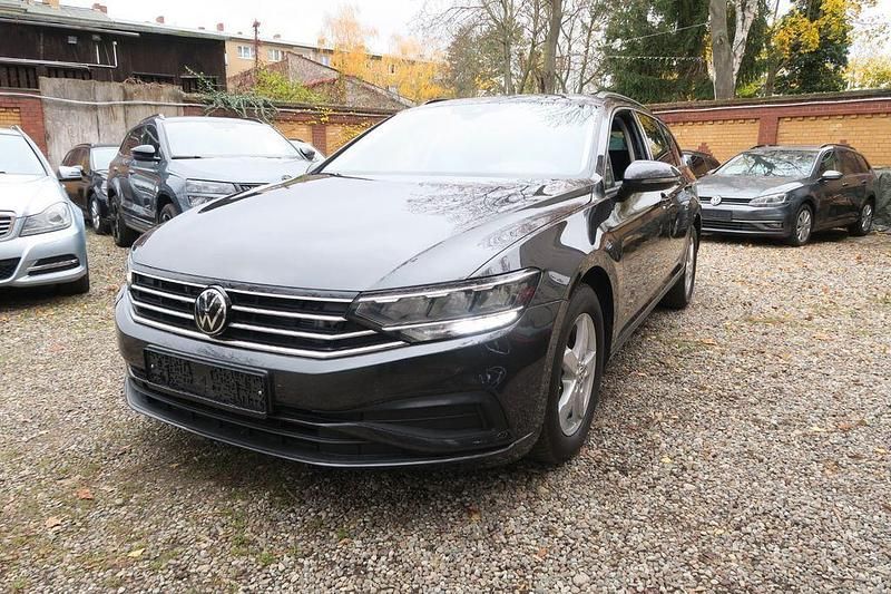 Grau Gebraucht 2022 VW Passat Basis Kombi | 24.999 € (Superpreis) - Bild 1/4