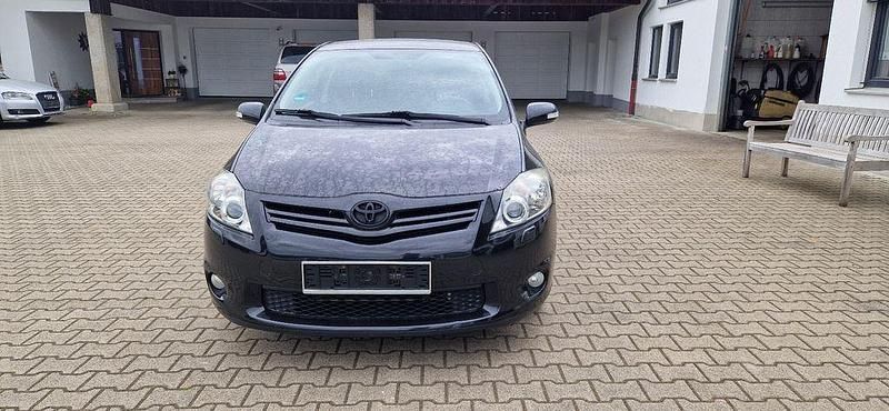 Schwarz Gebraucht 2011 Toyota Auris Club Limousine | 6.950 € (Fairer Preis) - Bild 1/1