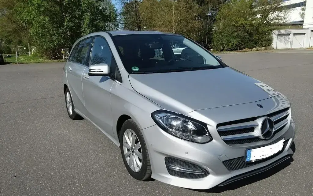 Gebraucht Mercedes B180 Style 122 PS (89 kW) 2017 Silber Kleinwagen