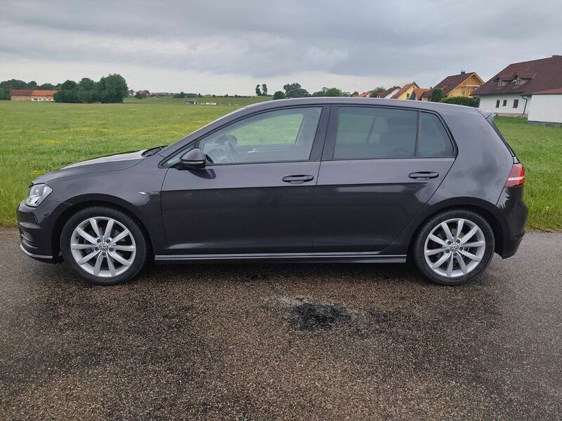 Kryptongrau metallic Gebraucht 2015 VW Golf VII Comfortline Limousine | 12.950 € (Fairer Preis) - Bild 1/4