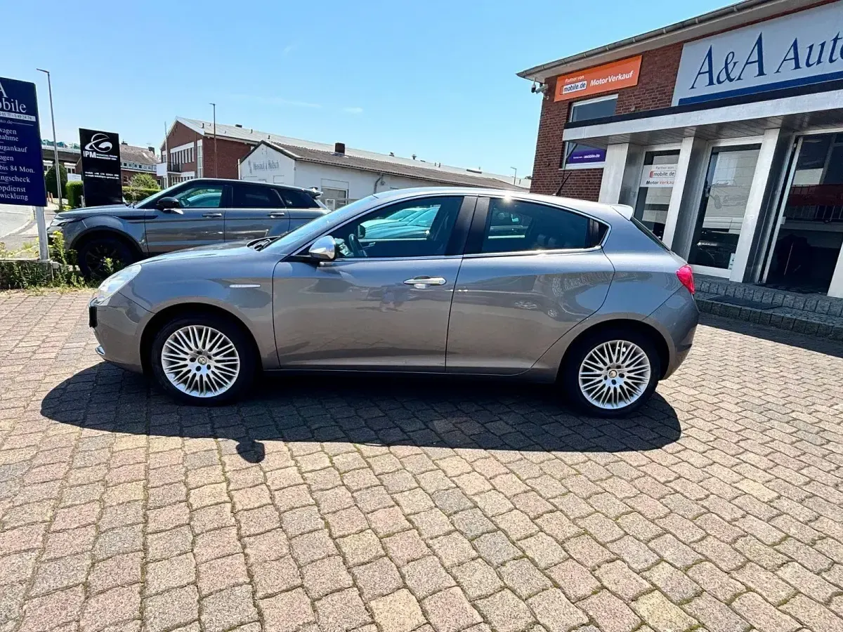 Gebraucht Alfa Romeo Giulietta Turismo 120 PS (88 kW) 2012 Grau Kleinwagen
