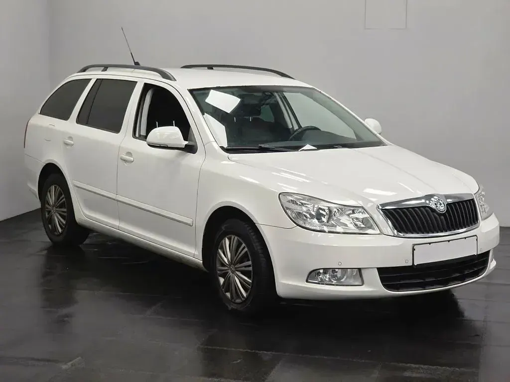 Gebraucht Skoda Octavia Ambiente 105 PS (77 kW) 2010 Weiß Kombi