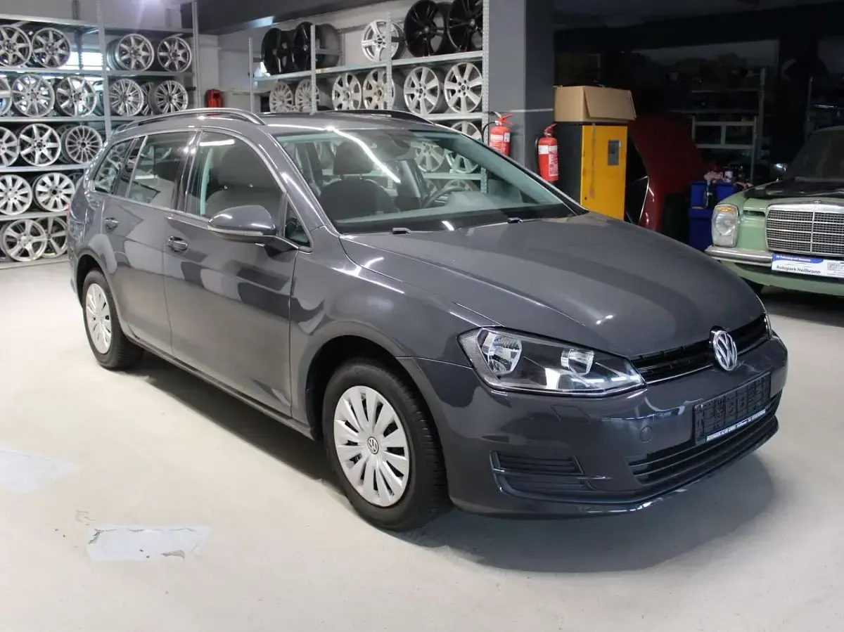 Gebraucht VW Golf VII Trendline 110 PS (80 kW) 2016 Uranograu Kombi