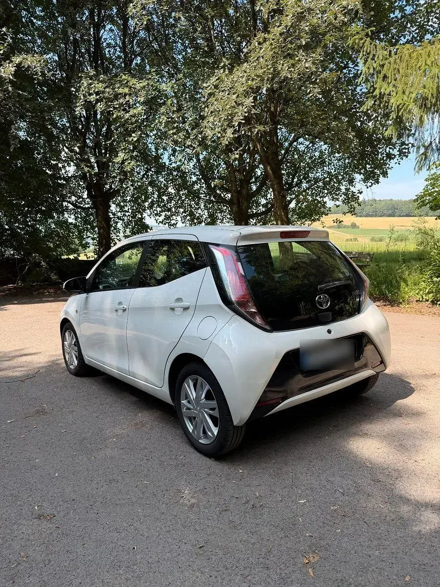 Gebraucht Toyota Aygo 69 PS (50 kW) 2015 Weiß Kleinwagen