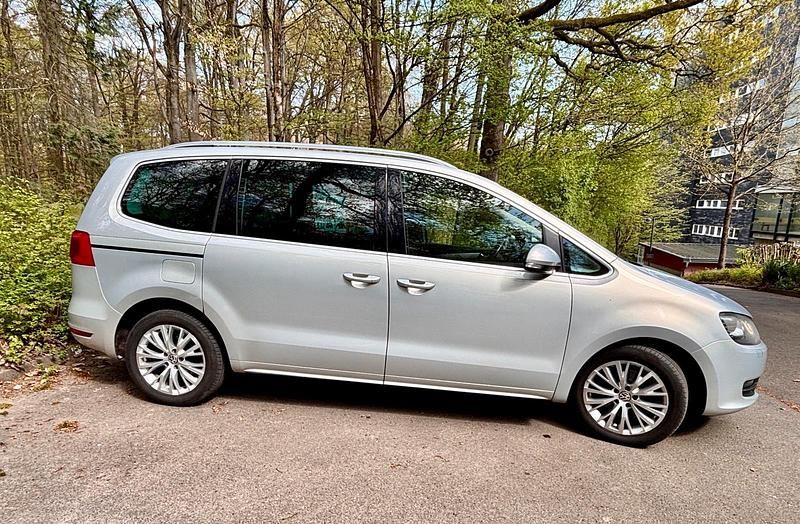 Second-hand VW Sharan 140 CP (102 kW) 2013 Argintiu Monovolum