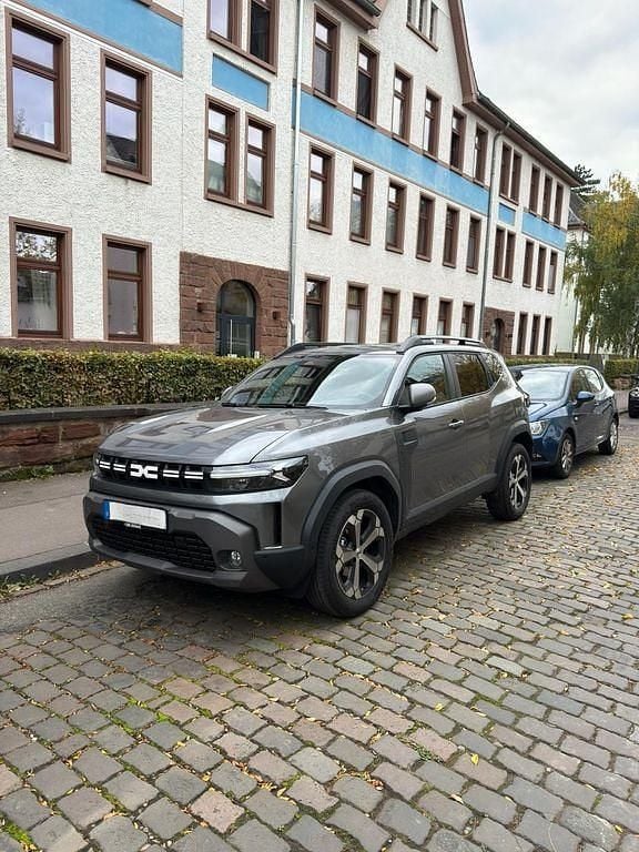 Grau Gebraucht 2025 Dacia Duster Journey SUV | 22.999 € (Fairer Preis) - Bild 1/2