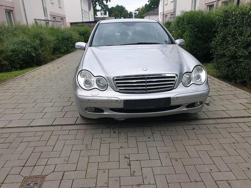 Silber Gebraucht 2004 Mercedes C220 Limousine | 2.499 € (Superpreis) - Bild 1/4