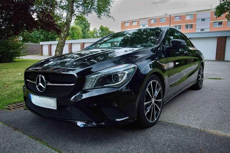 Schwarz Gebraucht 2013 Mercedes CLA180 Urban Limousine | 14.900 € (Guter Preis) - Bild 1/4