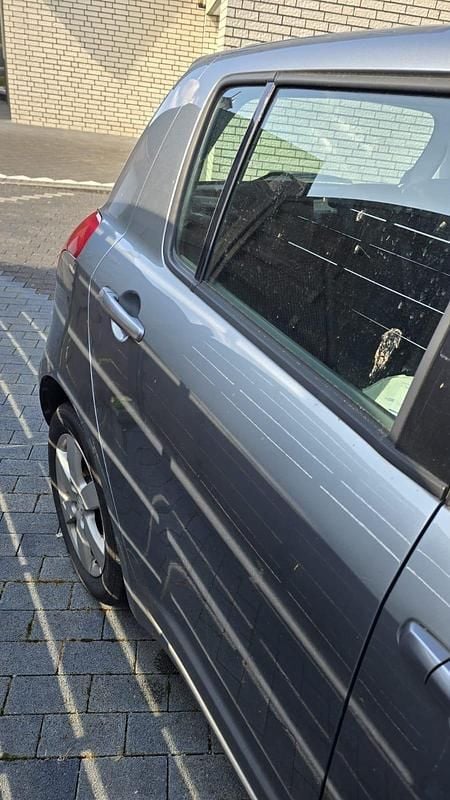 Second-hand Suzuki Swift 93 CP (68 kW) 2006 Argintiu Hatchback