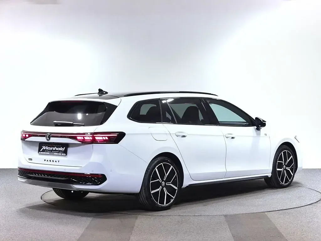 Gebraucht VW Passat R-line 150 PS (110 kW) 2024 Pure white/grenadillschwarz me Kombi