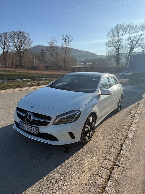 Weiß Gebraucht 2016 Mercedes A160 Urban Limousine | 11.900 € (Fairer Preis) - Bild 1/4
