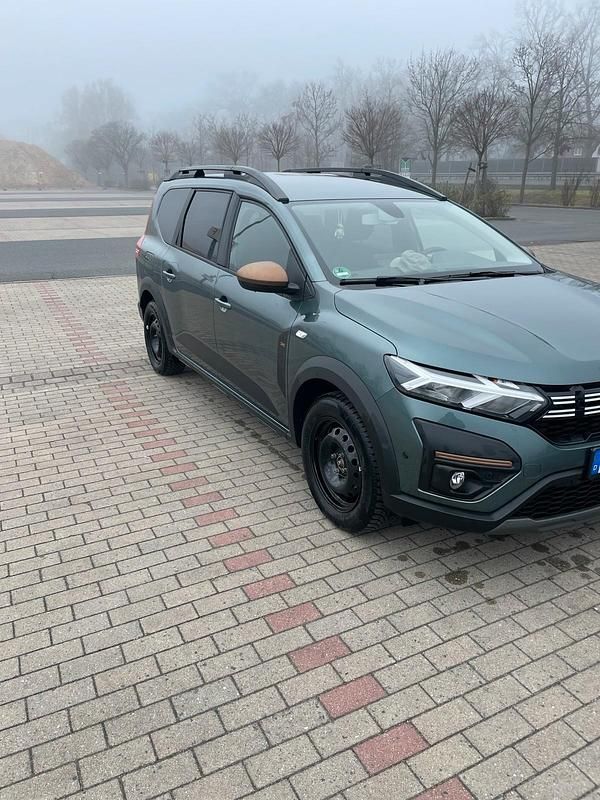 Grün Gebraucht 2023 Dacia Jogger Extreme Van / Kleinbus | 18.499 € - Bild 1/4