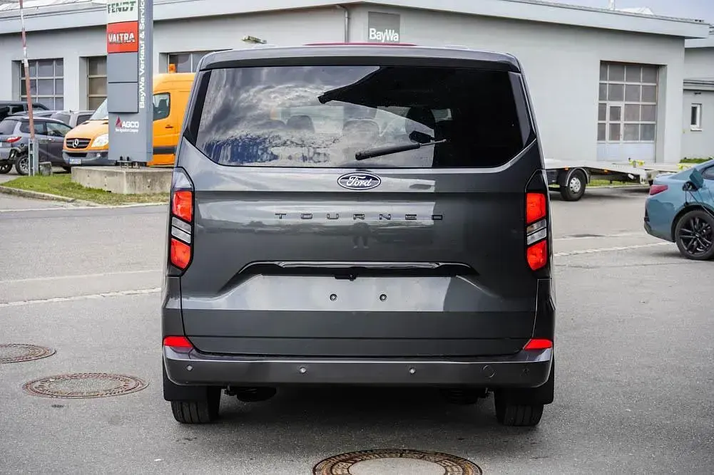 Neu Ford Tourneo 170 PS (125 kW) 2026 Magnetic grey metallic () Van / Kleinbus