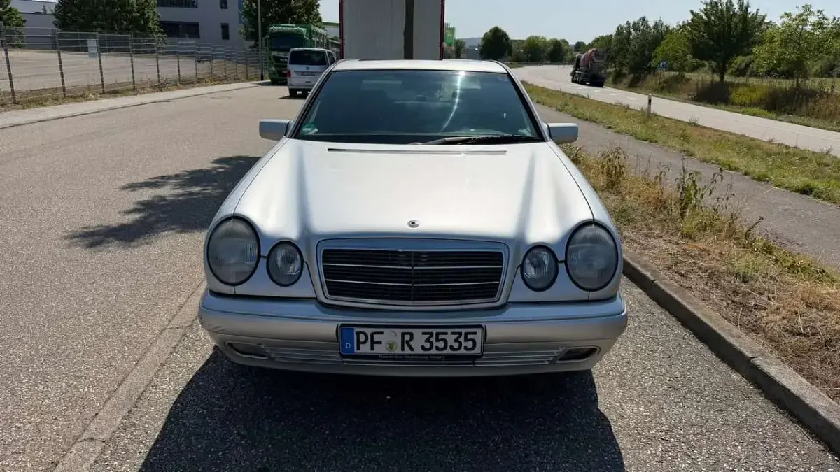 Gebraucht Mercedes E200 Classic 136 PS (100 kW) 1997 Silber Limousine