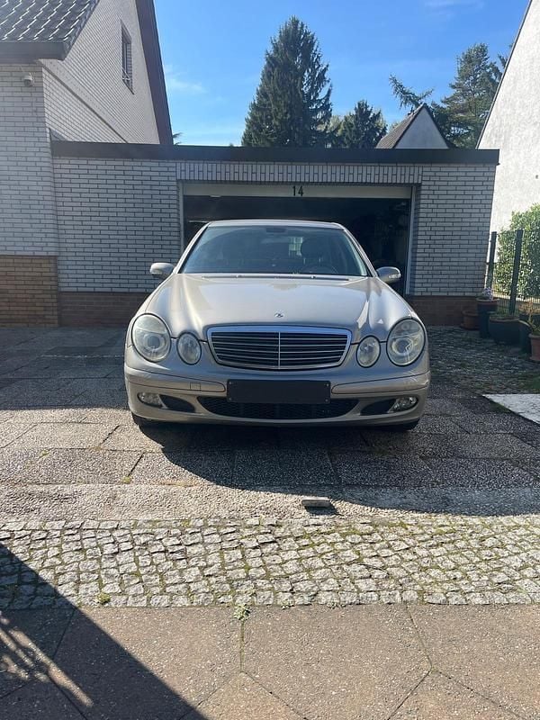 Andere farben Gebraucht 2005 Mercedes E200 Limousine | 4.700 € (Fairer Preis) - Bild 1/4