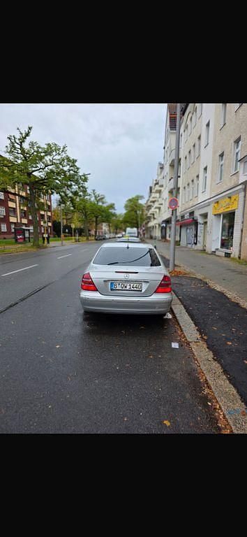 Grau Gebraucht 2004 Mercedes 220 Limousine | 3.800 € - Bild 1/4