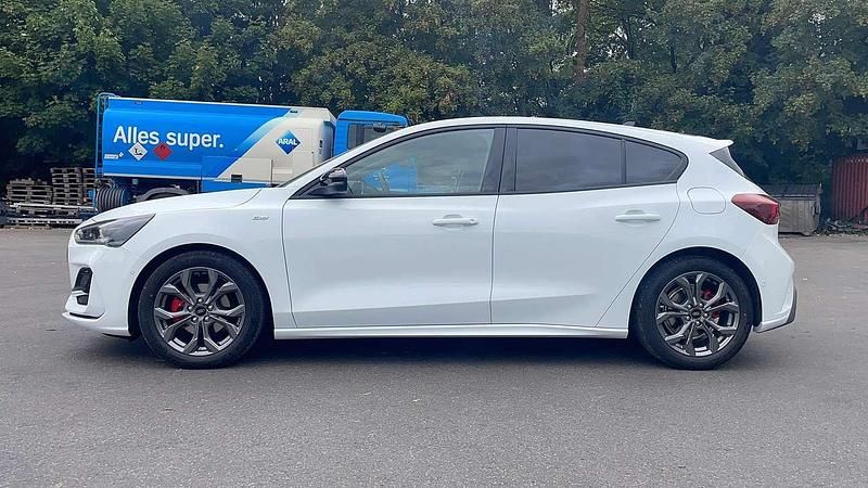 Gebraucht Ford Focus ST-Line 125 PS (91 kW) 2025 Frozen white Kleinwagen
