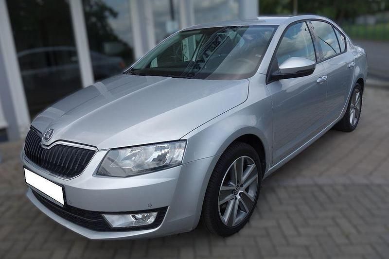 Silber Gebraucht 2013 Skoda Octavia Ambition Limousine | 10.600 € (Fairer Preis) - Bild 1/4