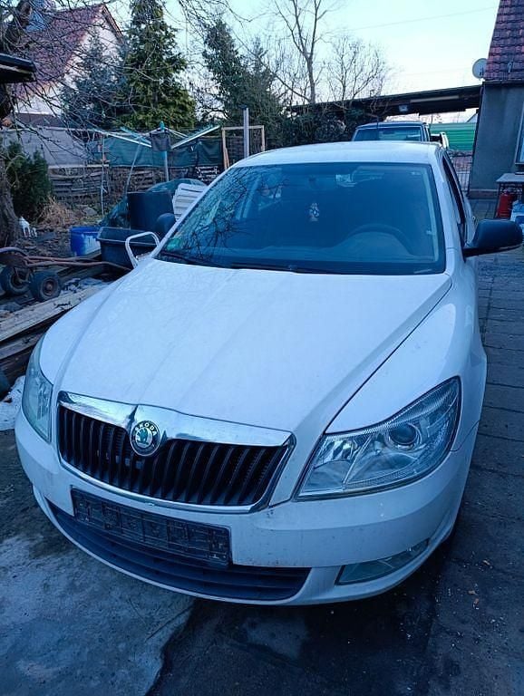 Gebraucht 2012 Skoda Octavia Elegance Kombi | 2.222 € - Bild 1/4
