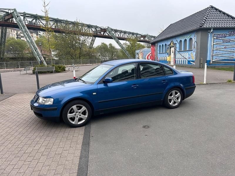 Second-hand VW Passat 101 CP (74 kW) 1999 Albastru Berlinǎ