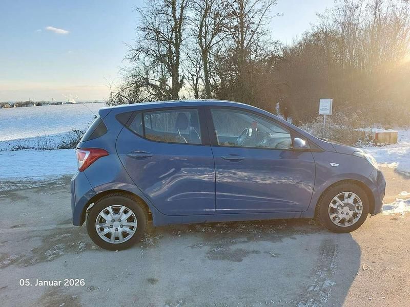 Gebraucht Hyundai i10 YES! Silver 87 PS (63 kW) 2015 Blau Kleinwagen