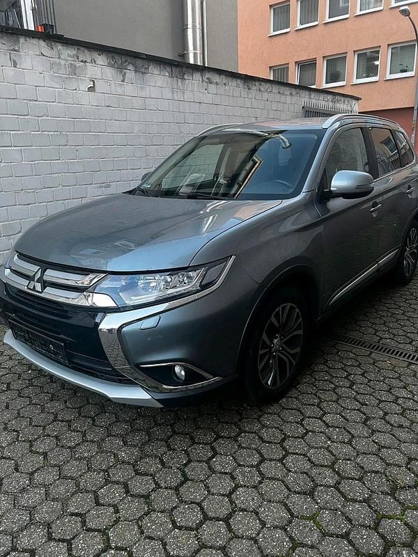 Grau Gebraucht 2016 Mitsubishi Outlander SUV | 9.400 € - Bild 1/4