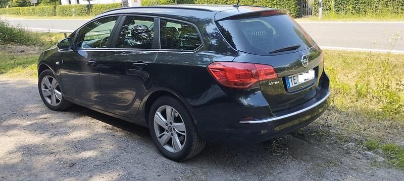 Schwarz Gebraucht 2014 Opel Astra Kombi | 2.900 € (Etwas zu teuer) - Bild 1/4