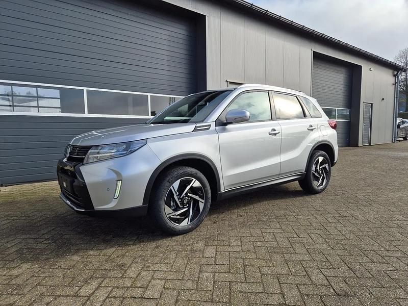 Silky silver metallic Neu 2025 Suzuki Vitara Comfort+ SUV | 25.470 € (Fairer Preis) - Bild 1/4