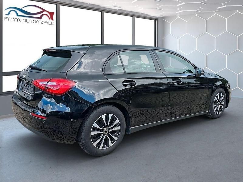 Gebraucht Mercedes A180 116 PS (85 kW) 2022 Schwarz Limousine