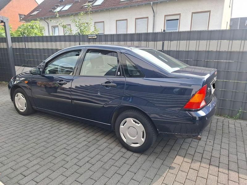 Gebraucht Ford Focus Ghia 101 PS (74 kW) 2001 Blau Limousine