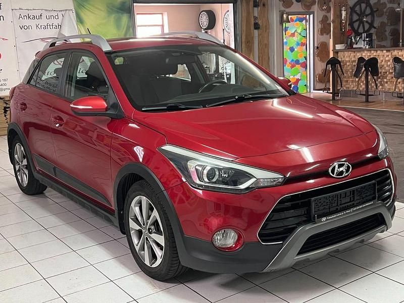 Gebraucht Hyundai i20 Select 101 PS (74 kW) 2017 Rot Limousine