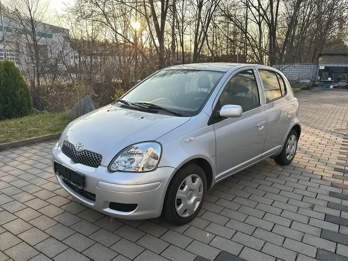 Gebraucht Toyota Yaris 68 PS (50 kW) 2004 Silber Kleinwagen