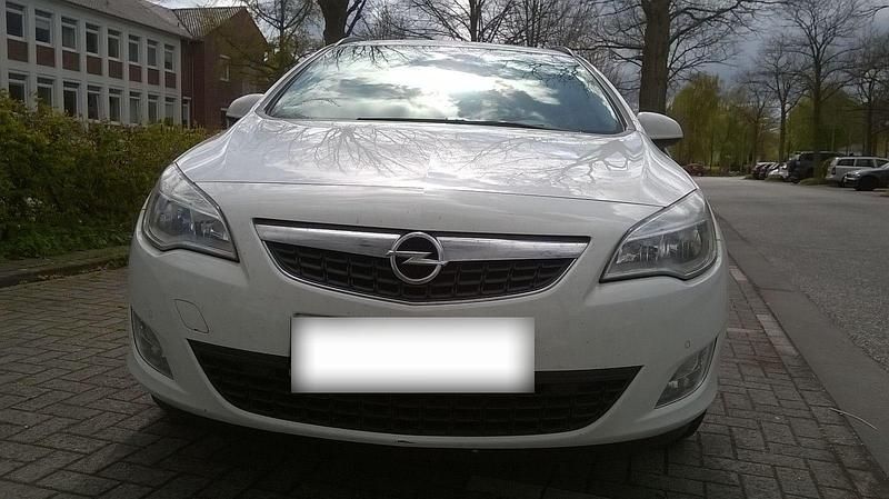 Gebraucht Opel Astra Edition 165 PS (121 kW) 2012 Weiß Kombi