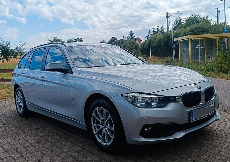 Silber Gebraucht 2017 BMW 320 Sport Line Limousine | 8.950 € (Fairer Preis) - Bild 1/4