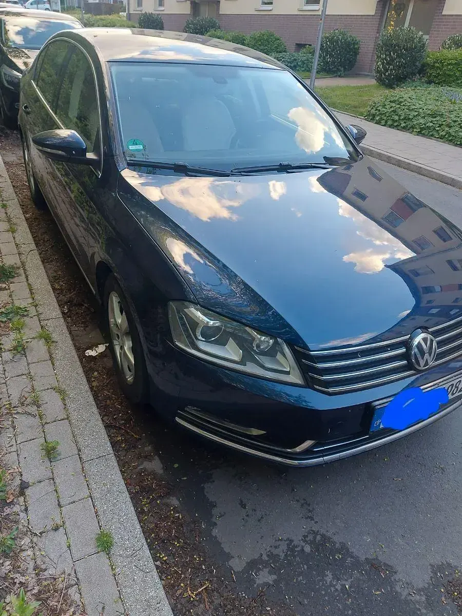 Gebraucht VW Passat Highline 140 PS (102 kW) 2012 Blau Limousine