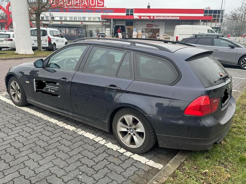 Gebraucht BMW 320 177 PS (130 kW) 2009 Blau Kombi