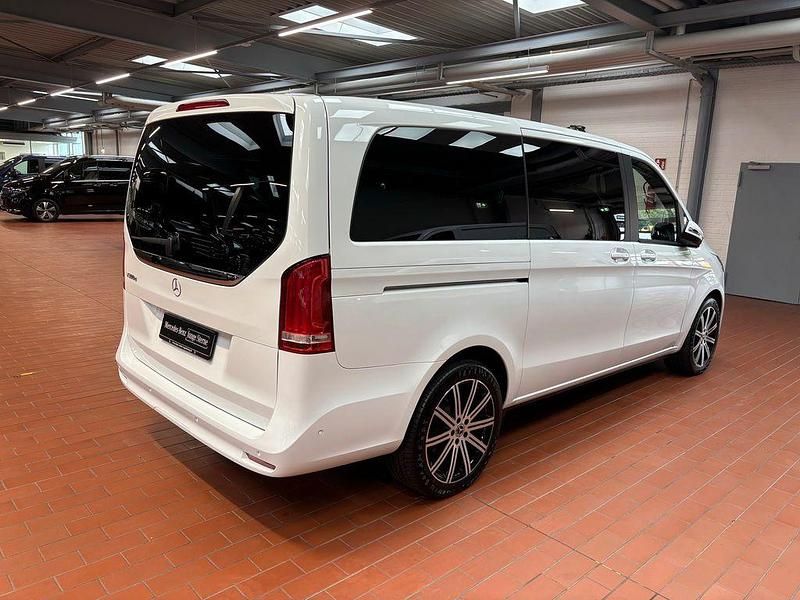 Gebraucht Mercedes V300 237 PS (174 kW) 2024 Weiß Van / Kleinbus