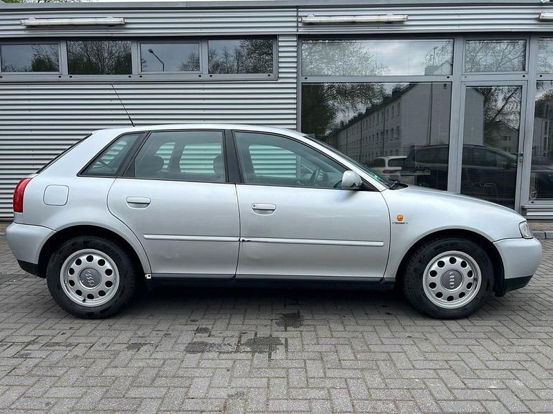 Second-hand Audi A3 Ambiente 101 CP (74 kW) 2000 Argintiu Hatchback