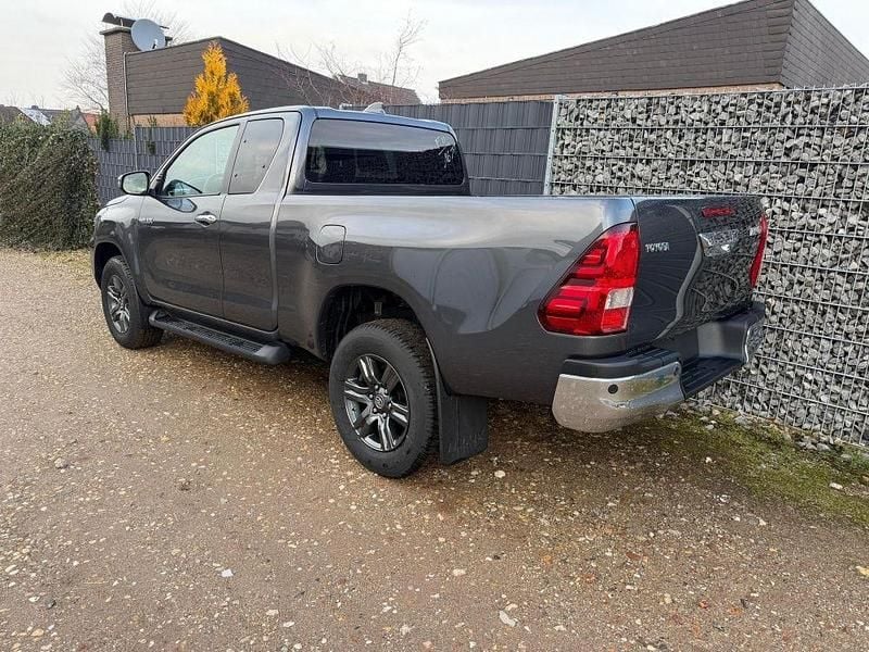 Neu Toyota HiLux 204 PS (150 kW) 2026 Ash grey Abholung
