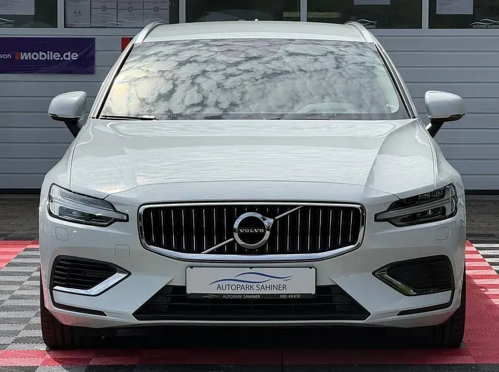 Gebraucht Volvo V60 253 PS (186 kW) 2022 Ice white Kombi
