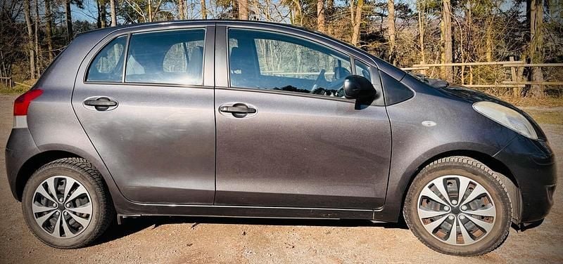 Gebraucht Toyota Yaris 100 PS (73 kW) 2009 Grau Kleinwagen