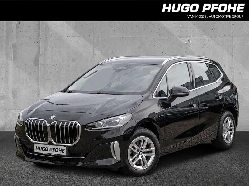 Black sapphire metallic (metallisch schwarz) Gebraucht 2022 BMW 218 Luxury Line Kombi | 25.980 € (Fairer Preis) - Bild 1/4