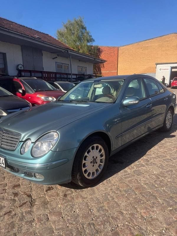 Usata Mercedes E220 150 CV (110 kW) 2002 Blu Berlina