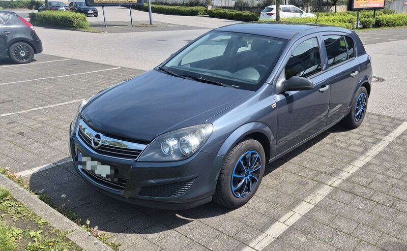 Blau Gebraucht 2009 Opel Astra Limousine | 2.100 € (Guter Preis) - Bild 1/4