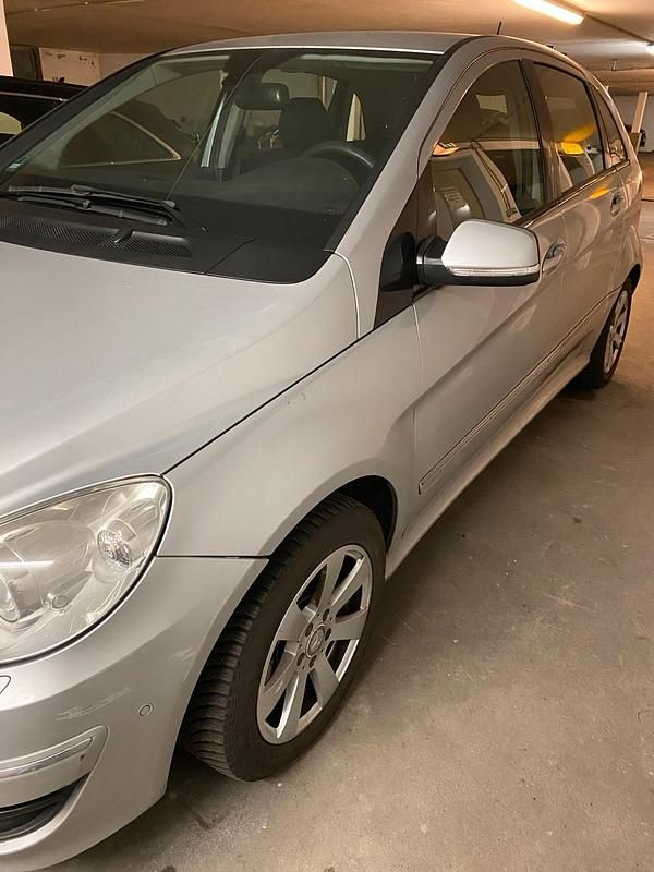 Gebraucht Mercedes B200 134 PS (98 kW) 2008 Silber Van / Kleinbus