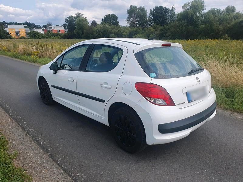 Gebraucht Peugeot 207 67 PS (49 kW) 2010 Weiß Kleinwagen
