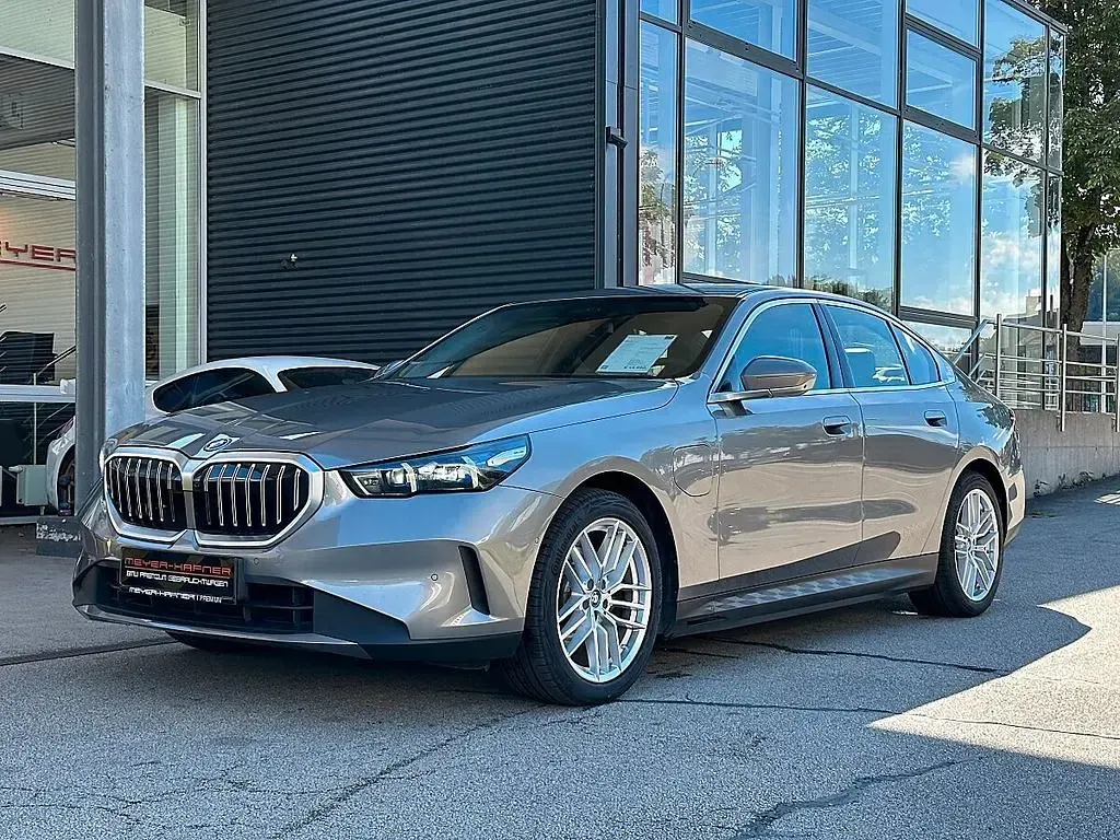 Gebraucht BMW 530e Sport Line 190 PS (139 kW) 2025 Grau Limousine